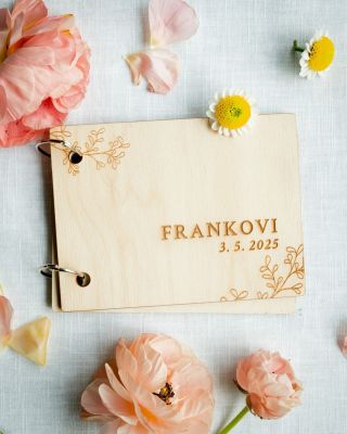 Vzpomínky, které si zaslouží víc než jen krabici od bot. 💫 Gravírované dřevěné knihy jsou víc než album – jsou to malé...